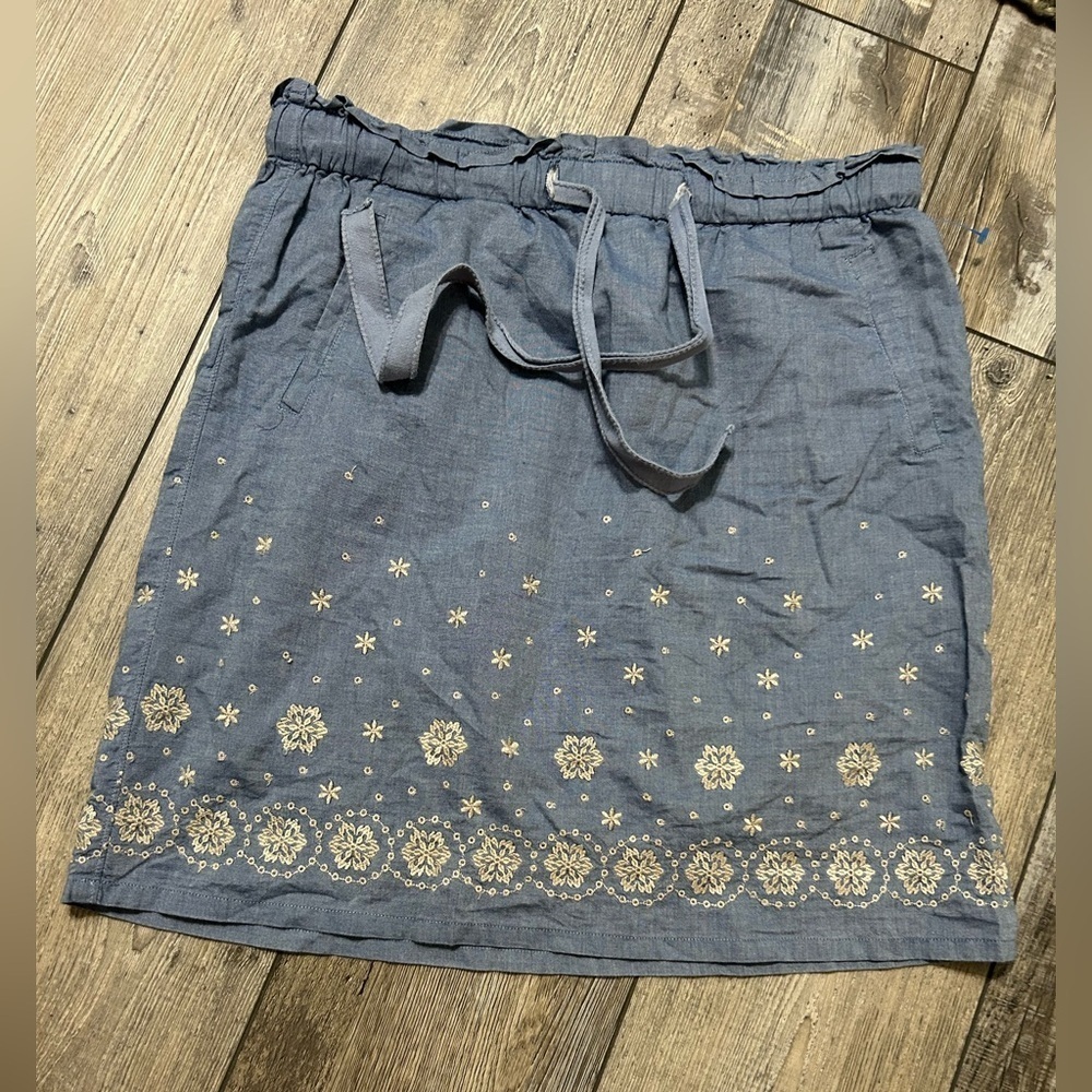 Ann Taylor LOFT 💯 Cotton Blue & Cream Embroidered floral snowflakes tie Skirt
